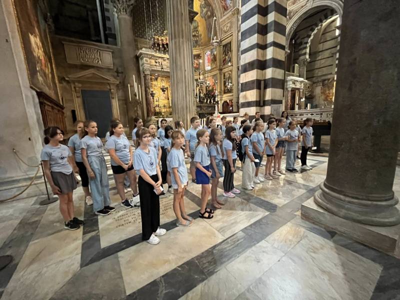 Pisában a kórus.jpg